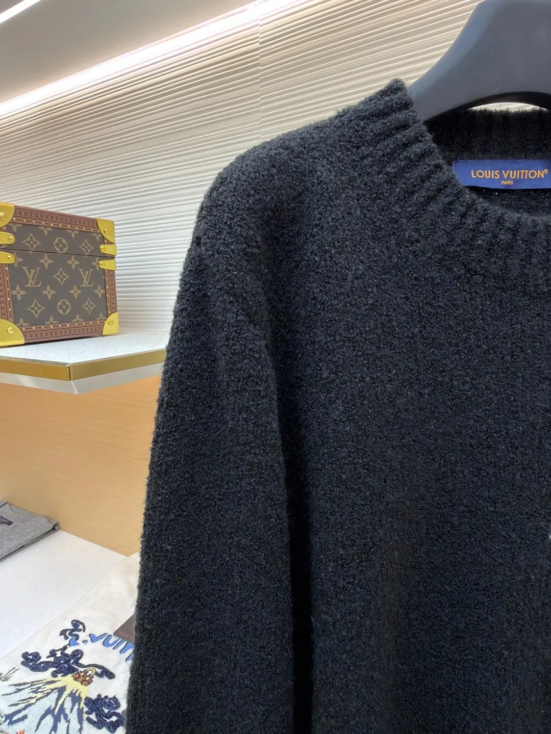 LOUIS VUITTON double-sided intarsia sweater ●Original version: Purchased and developed for 11300 ●Item number: 1680922-A85 ●Material: wool blended fabric ●Technology: knitted intarsia production ●Version: fitted version ●Weight: about 620 grams ●Size: S-M-L-XL ●Description: Made of custom-woven and dyed sheep wool 65% cotton %20 Spandex 15%. The special washing process is very soft and skin-friendly. It has 7 knitting workers. The thickness of each stitch of the inlay on the clothing logo is consistent with ZP. The back logo is mirror inlay. This crew-neck sweater is made of a blend of sheep wool and yak hair, and uses thick yarn to create a comfortable texture. The contrasting LV logo is integrated into the knitted fabric, and the mirror-effect logo is cleverly displayed on the rear. The casual and elegant design makes it easy to style your weekend look. The overall wiring is straight and delicate, the fabric is comfortable and soft, and the color is consistent without color difference. It can be matched with the same style to create a fashionable look and control various occasions. Customized accessories, complete with three standards, same style for men and women!